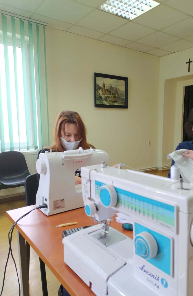Maseczki klientom korzystającym z opieki społecznej w gminie Terespol szyją pracownicy GOPS